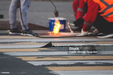 Proses Pembuatan Marka Permukaan Jalan Baru Dengan Mesin Striping Garis