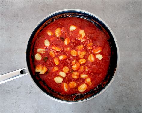 Gnocchi Mit Tomatensauce Und Salsiccia