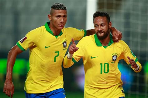 Richarlison sai em defesa de Neymar e chama jornal alemão de babaca