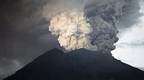 Thousands Stranded In Bali As Volcano Continues To Erupt Australian News Locally