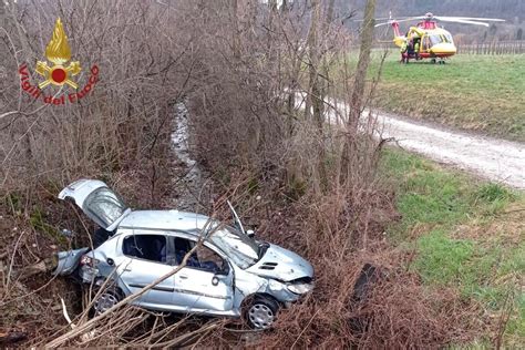 Grave Incidente A Cavaso Del Tomba Auto Vola Fuori Strada