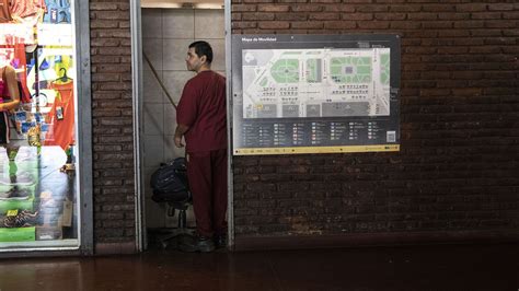 Inseguridad Escaleras Podridas Baños Clausurados Y Goteras Postales