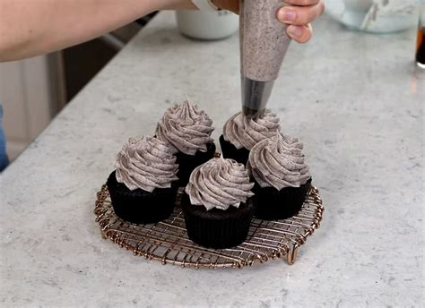 Easy Oreo Buttercream Frosting Recipe