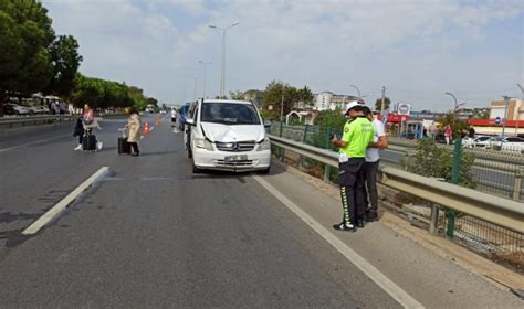 Antalya nın Manavgat ilçesinde karşıya geçmek isterken tur aracının çar