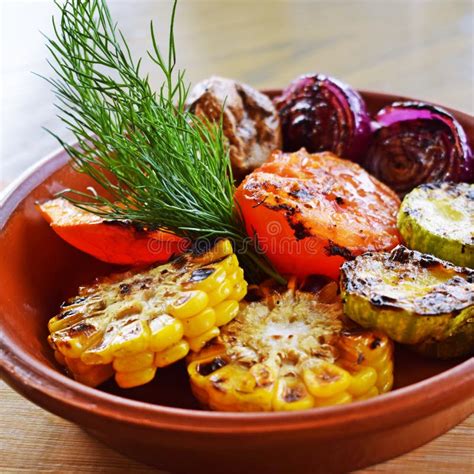 Verduras Asadas A La Parrilla Deliciosas En Placa De La Arcilla Imagen