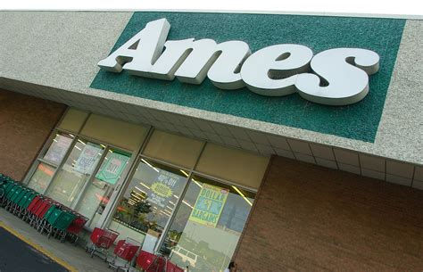 Police Warn Public About Women Soliciting Teens At Maine Walmart