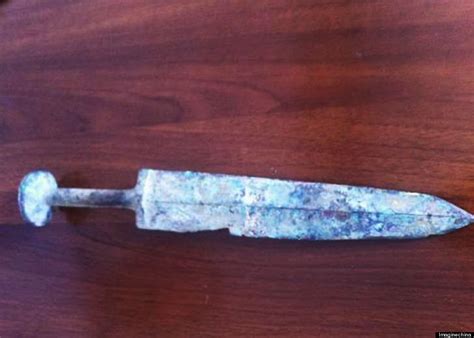 Chinese Boy Discovers 3,000-Year-Old Bronze Sword While Washing Hands ...