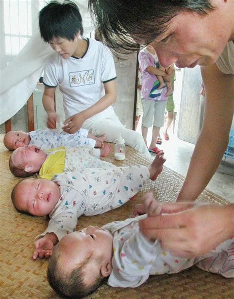 年輕夫妻喜得「龍鳳四胞胎」，吃糠咽菜樂觀生活，渴望步入正軌 每日頭條