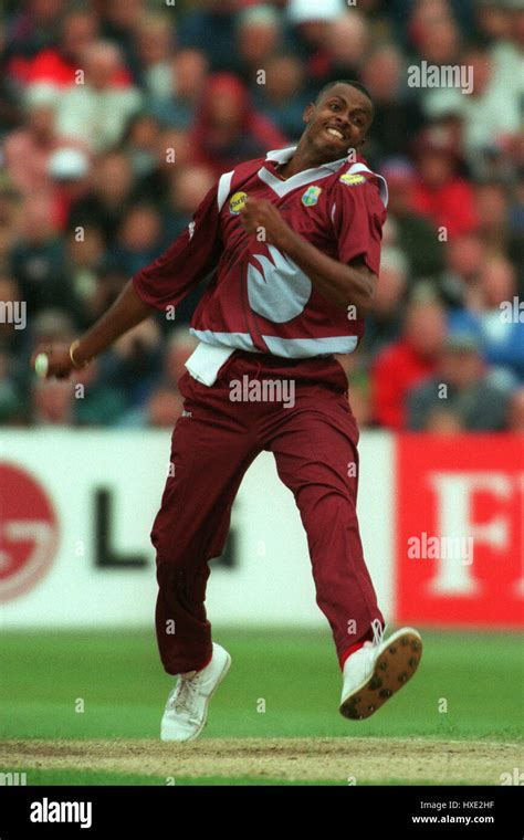 COURTNEY WALSH WEST INDIES 30 May 1999 Stock Photo - Alamy