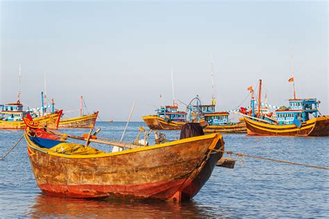 Kapal Nelayan Tradisional Berwarnawarni Di Dekat Mui Ne Viet Nam Foto