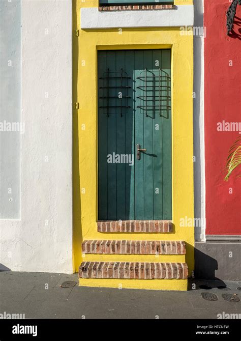 Puerta de entrada a la casa más pequeña La Casa estrecha en el Viejo