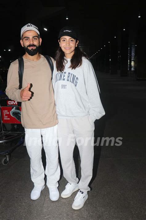 Anushka Sharma And Virat Kohli Spotted At The Mumbai Airport Photo