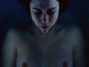 DES CHIENS DANS LA NEIGE NUDE SCENES AZNude