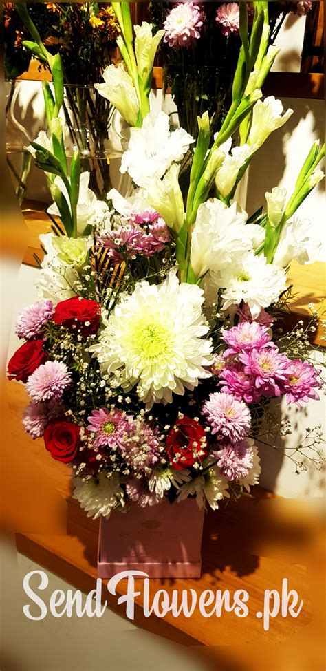 Flower Box Arrangement - Same Day Mother's Day Delivery | SendFlowers.pk