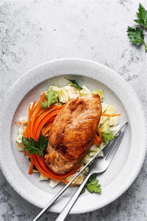 Pechuga De Pollo Asada Y Ensalada Fresca Con Col Y Zanahoria En La