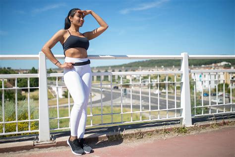 Mulher Perdendo O Cabaço - Mulher Cortando Cabaça · Foto profissional gratuita