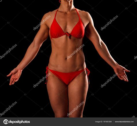 Femme Sportive Sexy En Bikini Rouge Posant Sur Fond Noir Image Libre De