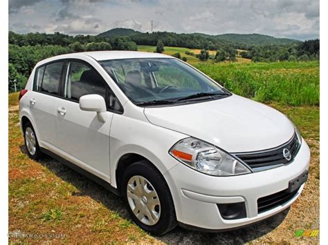 Fresh Powder White 2011 Nissan Versa 18 S Hatchback Exterior Photo 82829744