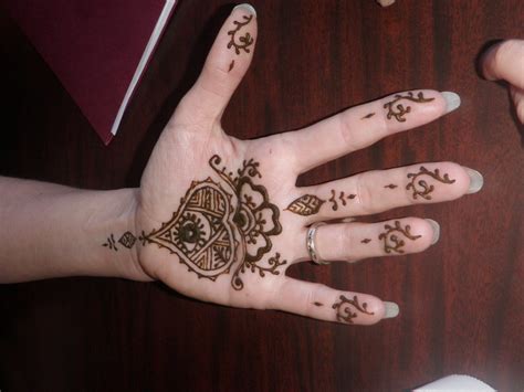 Henna In Morocco Meaning And Method Of Using Powder To Dye