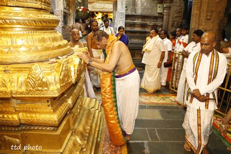 Ap Governor Offers Prayers In Tirumala Shrine Ttd News