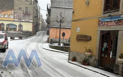 Floresta Arriva la prima neve da qualche ora il paese è imbiancato