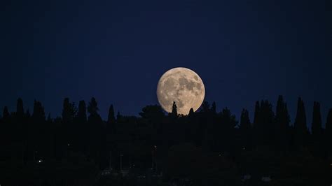 Exceedingly Rare Super Blue Moon Visible Tonight