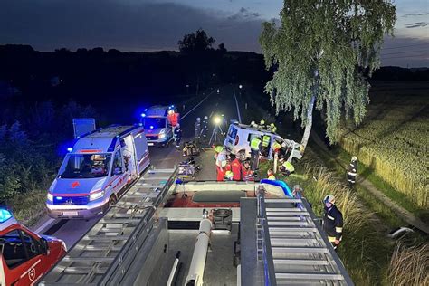 Vier Personen Erleiden Schwere Verletzungen Bei Kollision Mit Baum