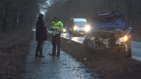 NonstopNews Pkw Fahrer Kann Reh Nicht Mehr Ausweichen Tier Wird Bei