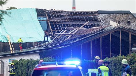 Tornado in der Eifel Abgedeckte Dächer und umgestürzte Bäume Weather