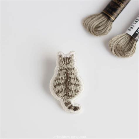 kanaecco on Instagram 猫の後ろ姿 刺繍ブローチ キジトラ kanaecco