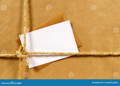 Pacote Do Papel De Brown Etiqueta De Endereço Vazio E Envelope