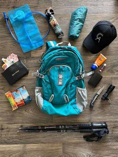 Complete list of Hiking Essentials for a Day Hike