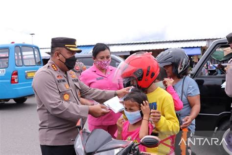 Kapolresta Ambon Bagikan Masker Dan Imbau Warga Jaga Prokes Antisipasi