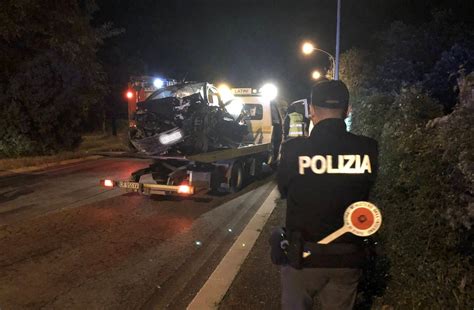 Incidente Mortale Nella Notte Vittima Un Cinquantenne Foto