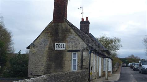 Swinford Toll Bridge and Tollhouse, Swinford, Oxfordshire - See Around Britain