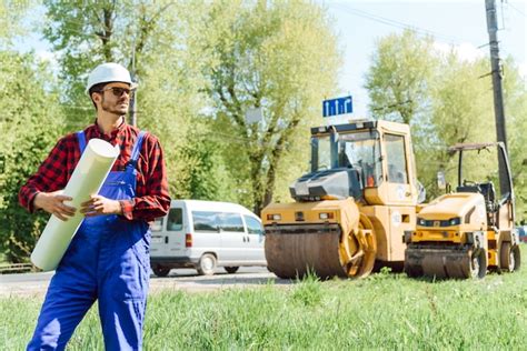 Trabajadores de la construcción de carreteras cerca de la máquina