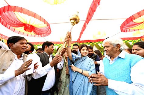 Mainpuri: Samajwadi Party candidate Dimple Yadav being felicitated