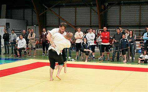 Dix Lutteurs Neuf M Dailles Pour Le Skol Gouren De Guipavas Au