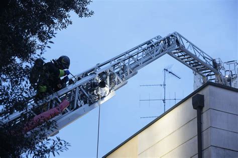 Incendio Nel Cuore Della Notte A Russi A Fuoco Il Tetto Di Un Edificio