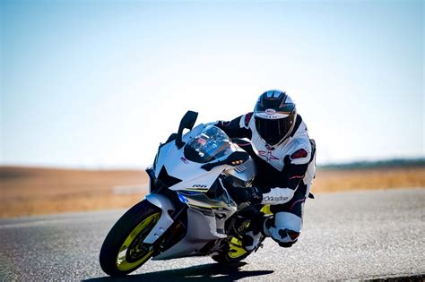 The 8 Best Motorcycle Racing Helmets | Improb