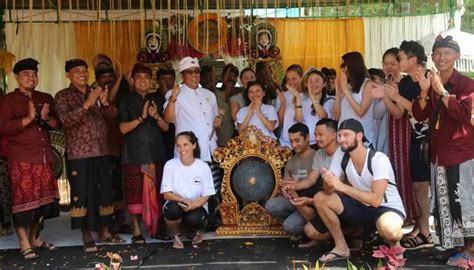 Ditandai Dengan Pemukulan Gong Wabup Sanjaya Buka Festival Kesenian