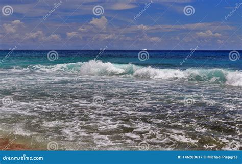 Olas Oce Nicas Hermosas De La Turquesa Que Salpican En Las Playas