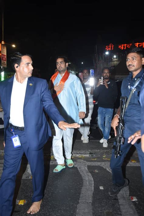 Mukesh Ambani Son Aakash Ambani At Babulnath Tempal On His 67th