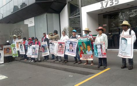 Protestan Los Padres De Ayotzinapa En La SFP En La CDMX El Sur