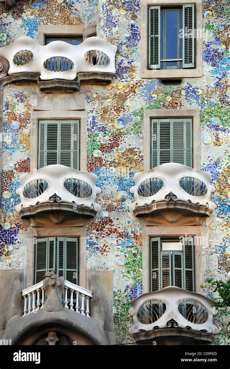 Los Balcones De Hierro Forjado En La Fachada De La Casa Batll