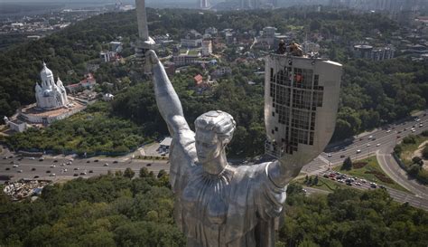 Ukraina Ganti Palu Dan Arit Soviet Dengan Trisula Di Monumen Kyiv Yang