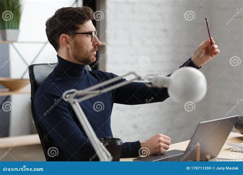 Arquiteto Trabalhando No Escritório Laptop Engenheiro Pensa Sobre O