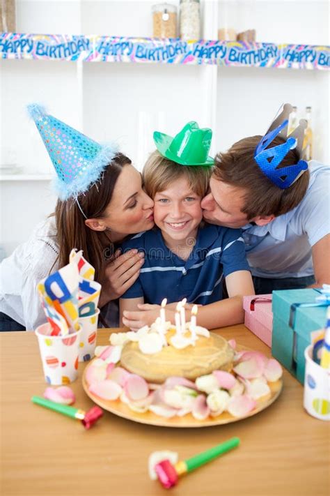 Pais Bonitos Que Comemoram O Aniversário Do Seu Filho Imagem de Stock