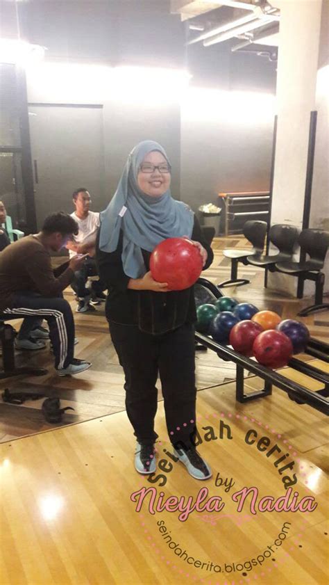 Cara Pegang Bola Bowling Tempatkan Bola Dengan Jari Telunjuk Yang