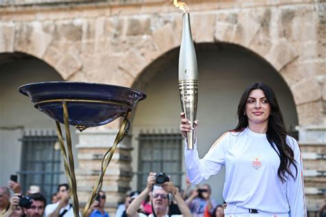 Chegada Da Tocha Ol Mpica Fran A Envolver Um Revezamento A